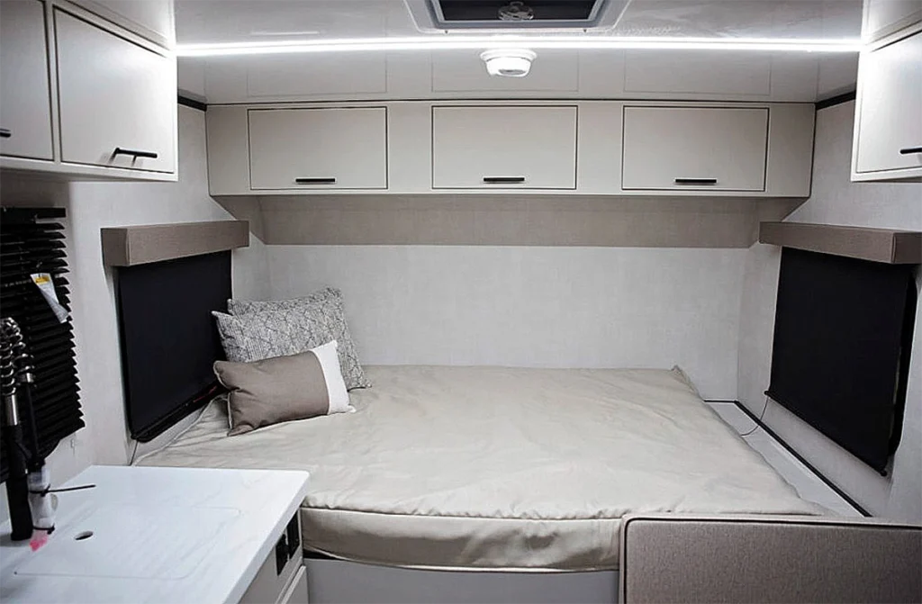 16RB Front Queen Bed