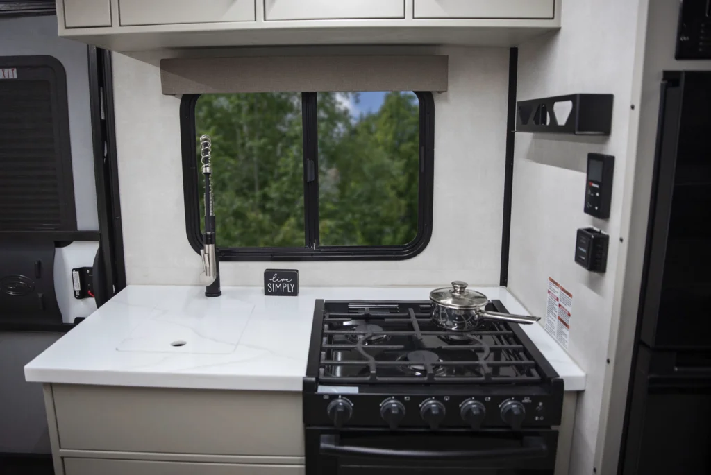 20BH Kitchen - 3 Burner Stove